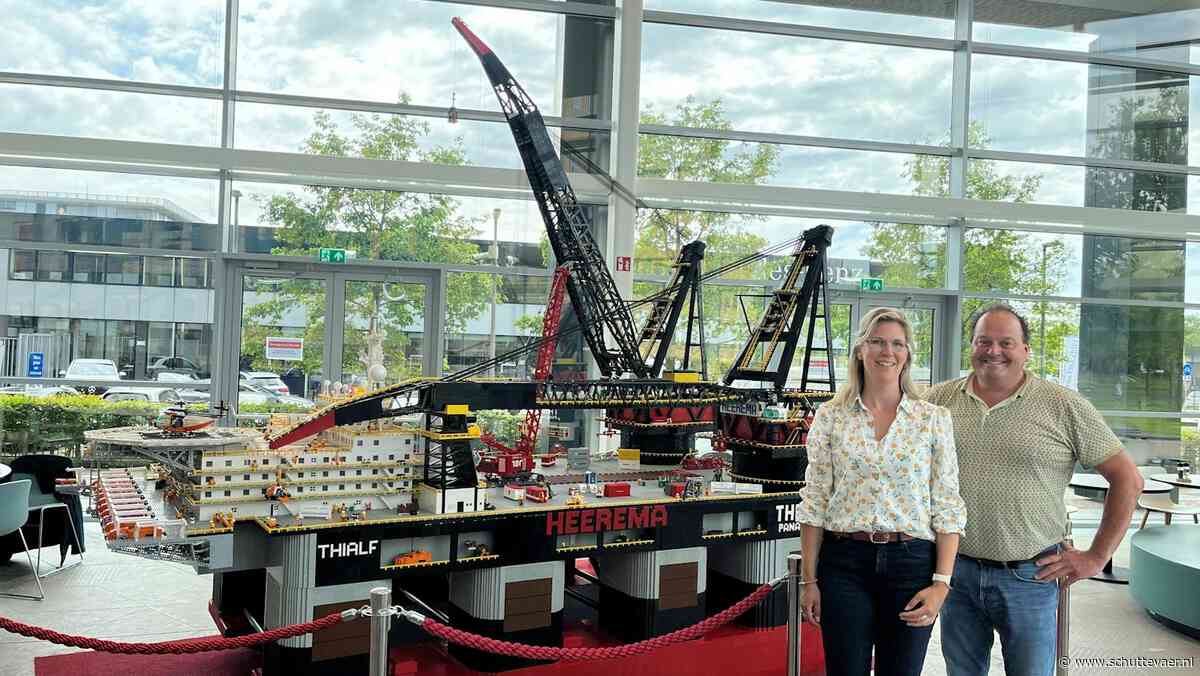 Mega Legomodel kraanschip Thialf tijdelijk in kantine Heerema