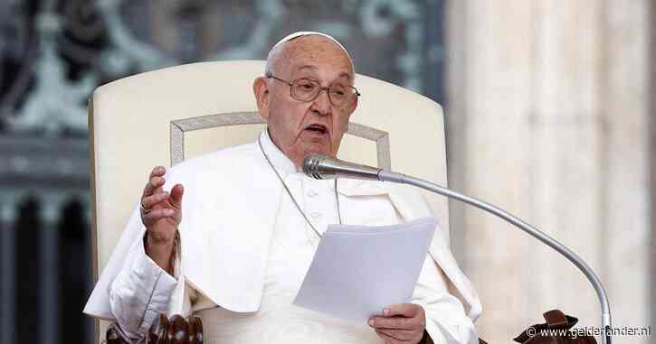 Zeldzame excuses Vaticaan nadat paus homofobe uitspraak deed tijdens gesprek achter gesloten deuren