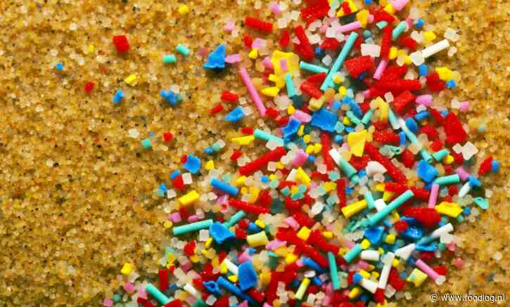 Gekleurd plastic valt sneller uit elkaar in kleine deeltjes