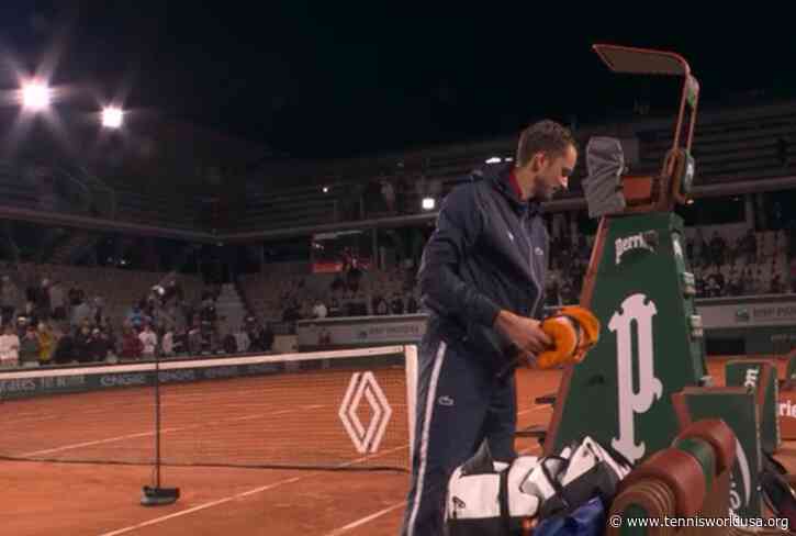 Daniil Medvedev wins on chilly night at Roland Garros