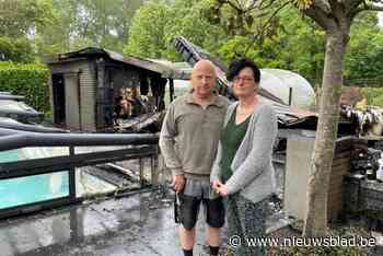 Johan (55) en Mieke (57) zien levenswerk deels afbranden: “In twintig minuten stond het gebouw in lichterlaaie”