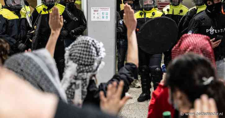 Huilende demonstranten staan oog in oog met de ME: hoe de Radboudbezetting steeds verder escaleerde