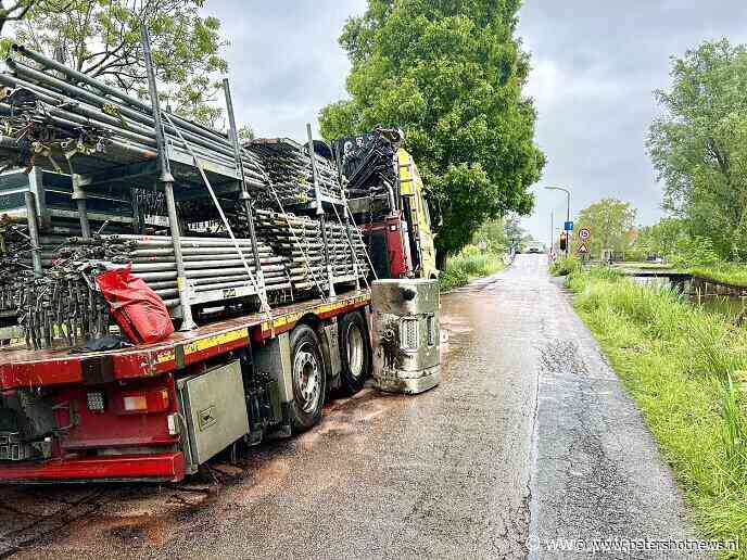 Vrachtwagen rijdt zich vast op noodbrug Vinkeveen