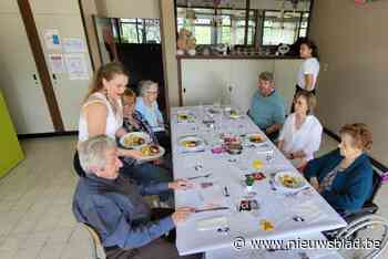 Aan tafel met senioren en leerlingen Den Biezerd-Groenlaar in Niel