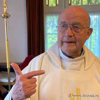 "Ik heb in Raalte leren bier tappen"; geliefd pastoor Jan Verweij (82) is vijftig jaar priester