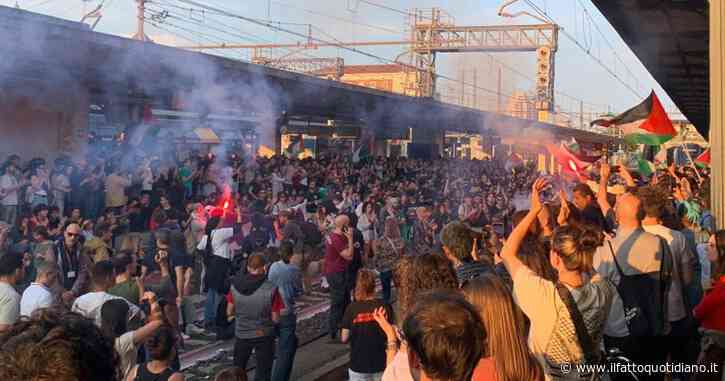 Manifestanti pro Palestina occupano i binari della stazione di Bologna: circolazione sospesa. Intervengono le forze dell’ordine
