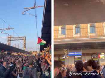 I pro-Palestina bloccano la stazione di Bologna: stop alla circolazione dei treni