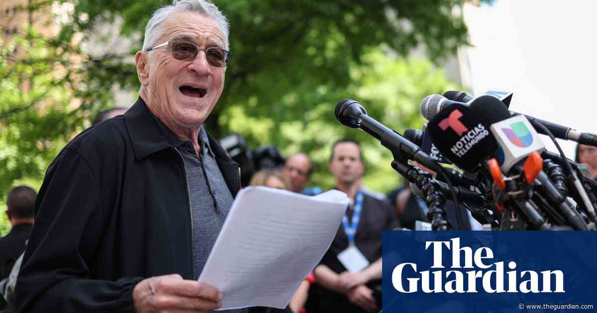 Robert De Niro calls Donald Trump 'a clown' outside hush-money trial – video