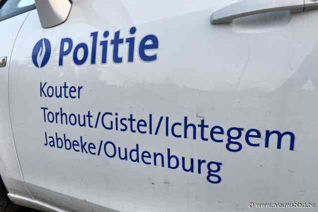 Kop-staartbotsing in Oudenburg,  twee auto’s getakeld