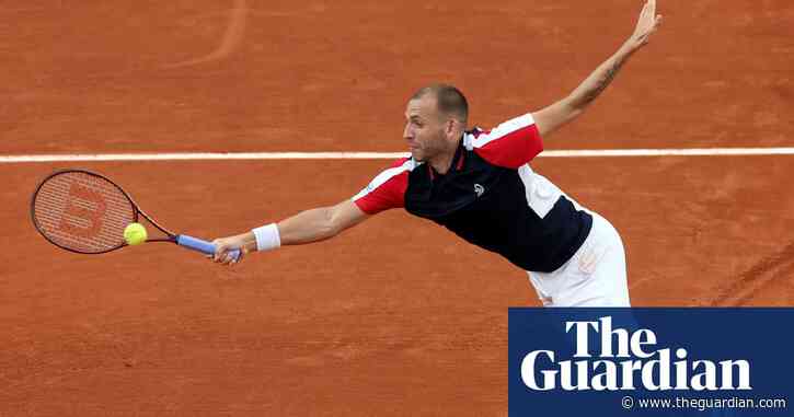 Holger Rune dispatches Dan Evans amid pigeon invasion at French Open