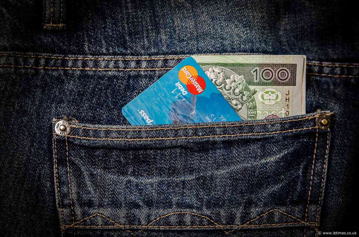 Paying With Cash Can Save You up to 4%: Here's When It's Better Than Credit Cards