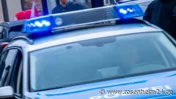 Mit großer Wucht in Auto gekracht und enormen Schaden verursacht – Polizei sucht weißen Audi