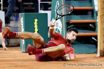 Novak Djokovic stoot in drie sets door naar tweede ronde op Roland Garros