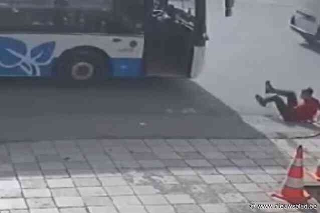 Tiener is te druk bezig met smartphone en wandelt tegen rijdende bus: “Gelukkig was chauffeur al aan het remmen”