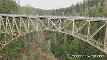 Teen falls 400 feet from Washington bridge and somehow survives
