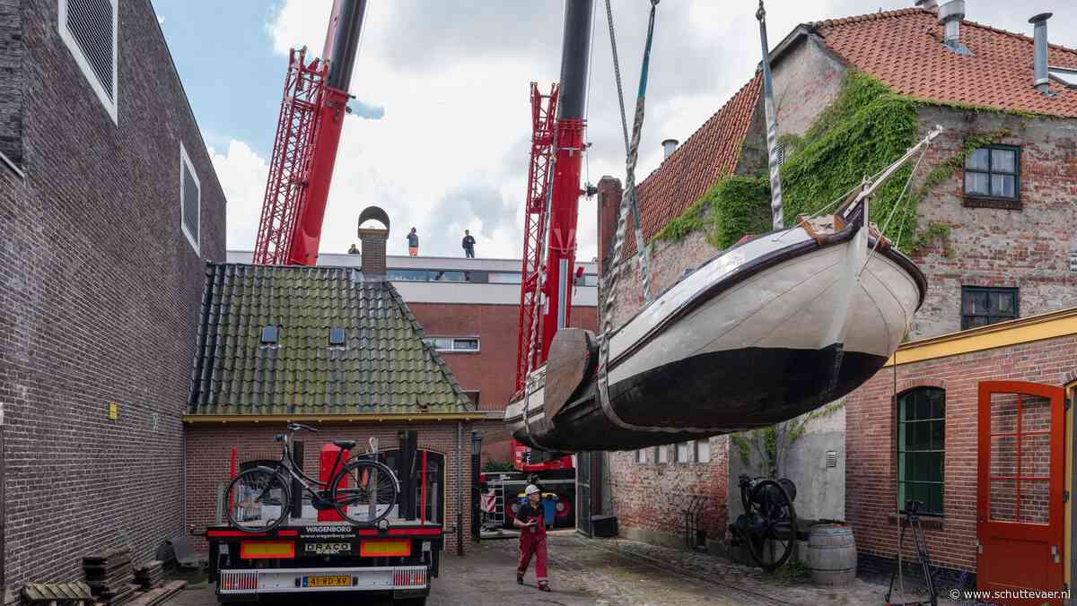 Wagenborg Nedlift takelt tjalk Alida door de lucht voor transport naar nieuwe museumlocatie