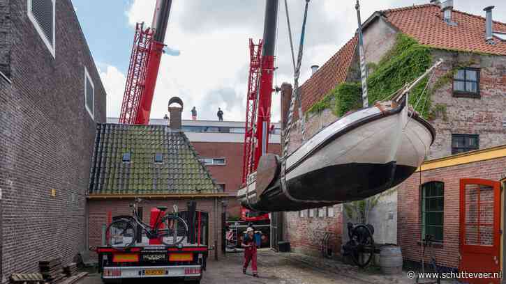 Wagenborg Nedlift takelt tjalk Alida door de lucht voor transport naar nieuwe museumlocatie