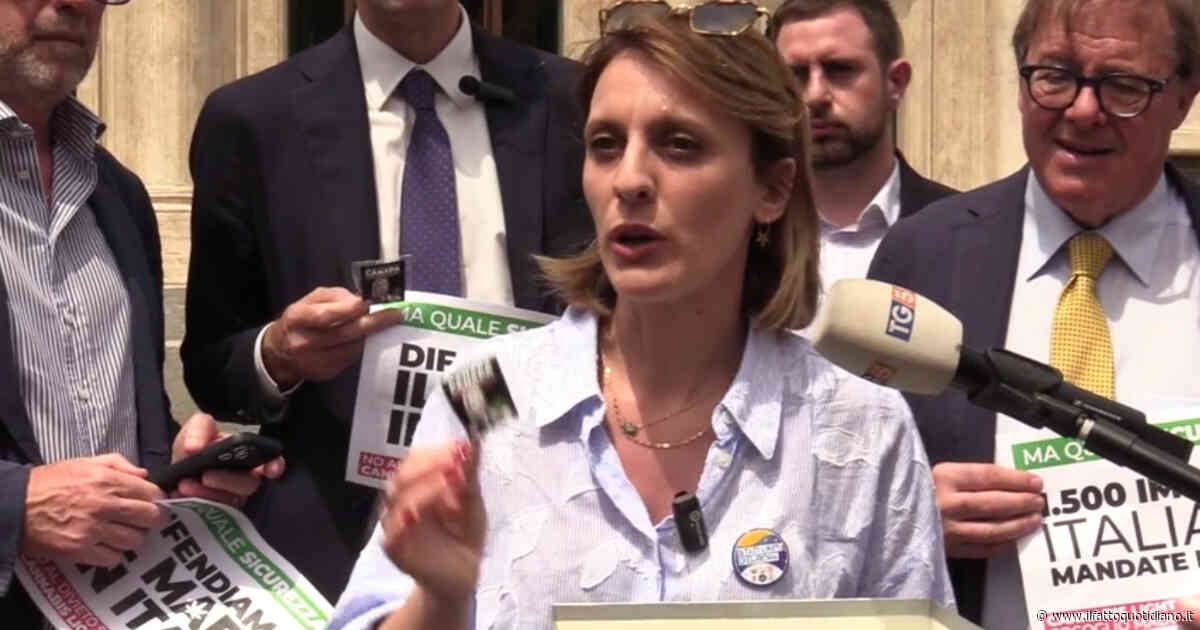 Cannabis legale, davanti a Montecitorio distribuite bustine col volto di Meloni: il flash mob di Meglio Legale e +Europa