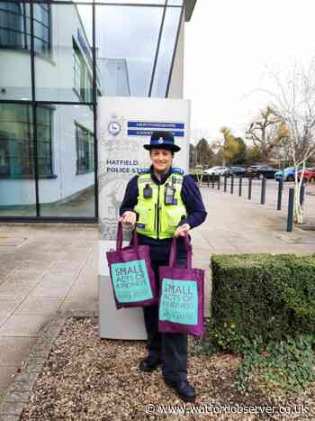 Hertfordshire Police PCSOs deliver winter gift bags