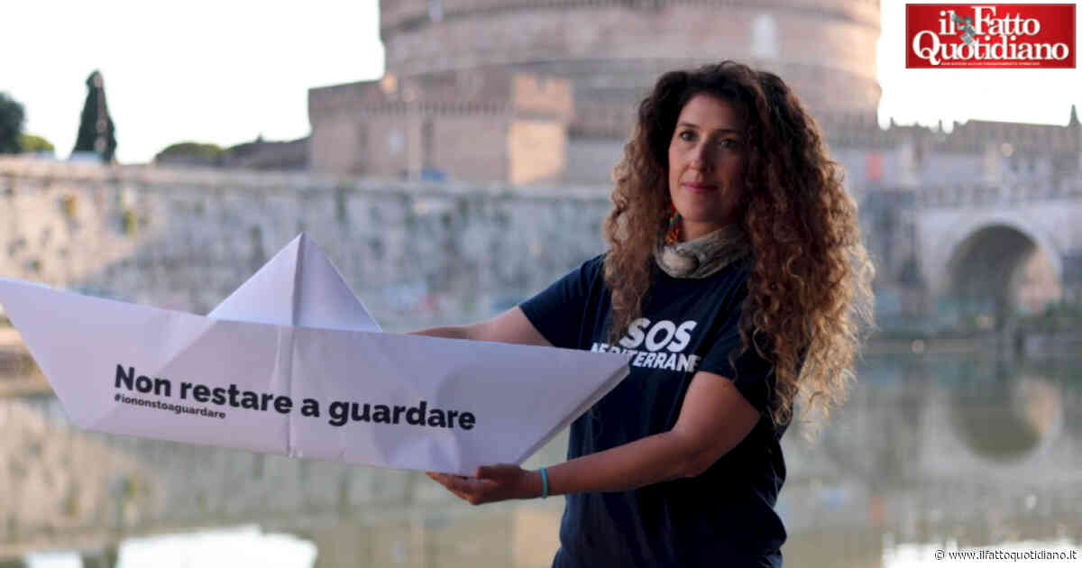 Migranti, le barche di carta di Sos Mediterranee nel Tevere e nelle fontane di Roma per il soccorso in mare: “Basta morti nel Mediterraneo”