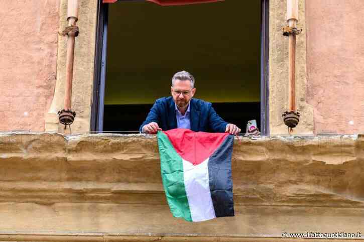 Bologna, il Comune espone la bandiera della Palestina. Il sindaco Lepore: “Non tacciamo”. Comunità ebraiche: “Legittima il terrorismo”