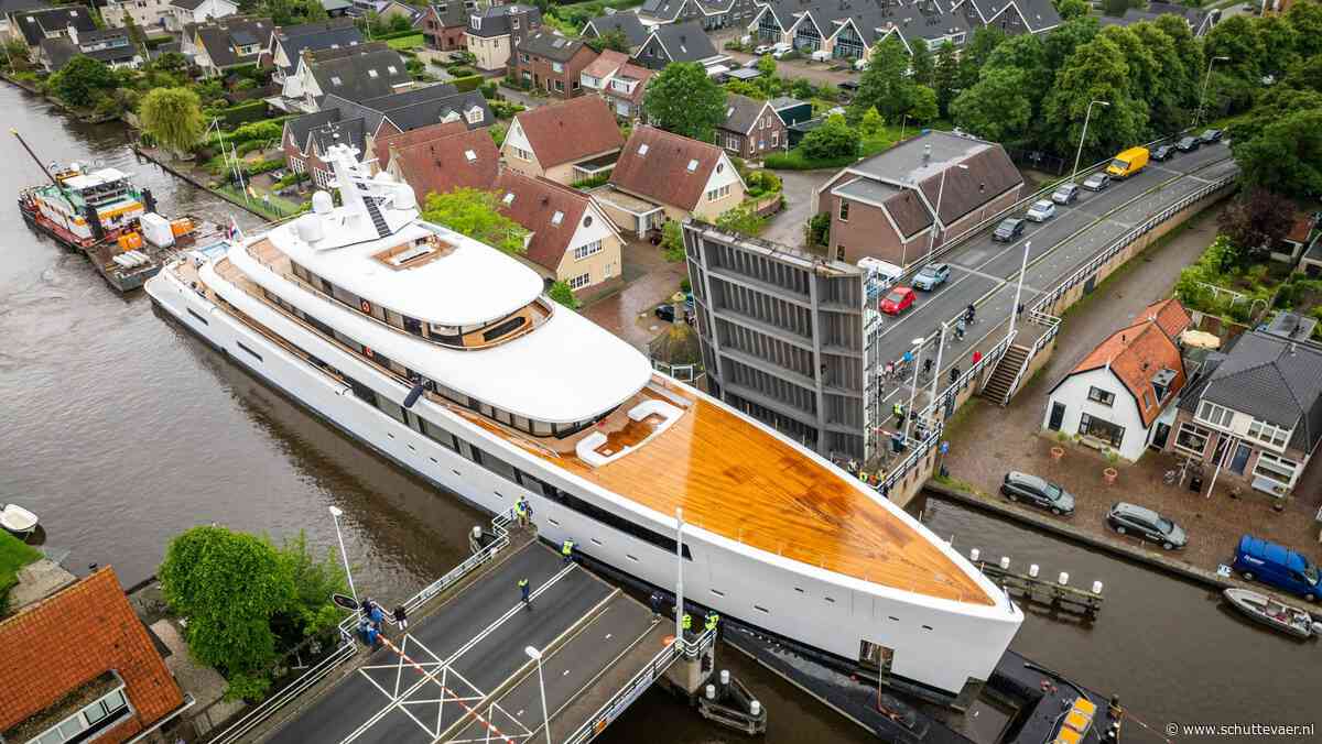 Superjacht Project 712 van Feadship wurmt zich door smalle vaarwegen op weg naar Rotterdam