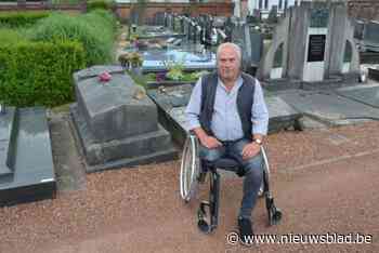 Rolstoelgebruiker Johan (59) kaart ontoegankelijkheid van begraafplaats aan: “Ik kon zelfs de uitstrooiing van een vriend niet bijwonen”