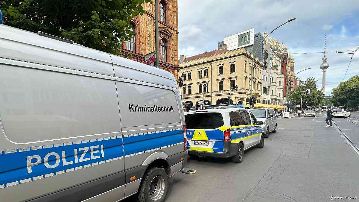 Oranienburger Straße in Berlin: Person offenbar vor S-Bahn gestoßen und getötet
