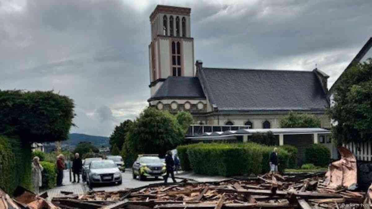 Verdacht auf Tornado geprüft: Schwerer Sturm reißt Dach von Hagener Kirchturm