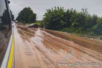 Brakel: B 252 nach Starkregen von Schlamm überflutet und unpassierbar