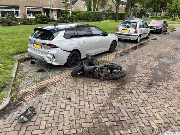 Scooter klapt tegen geparkeerde auto na achtervolging in Roden