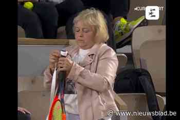 VIDEO. Vertederend beeld op Roland Garros: mama van Kotov helpt met engelengeduld racket van haar zoon in orde te brengen