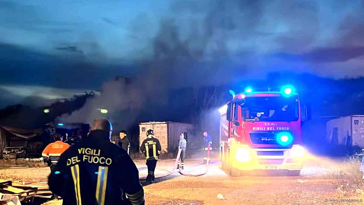 Incendio a Ponte Galeria: in fiamme sette container pieni di rifiuti nel deposito sequestrato