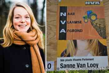 Affiches Sanne Van Looy (N-VA) overplakt: “Naar Vlaamse Afgrond”