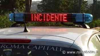 Incidente viale Romagnoli: si ribalta con l'auto dopo schianto contro un albero, è grave