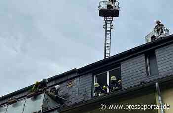 FW-E: Dachfassade fängt Feuer - schnelles Eingreifen der Feuerwehr verhindert Schlimmeres