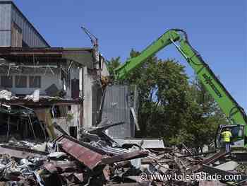 Demolition of UT&#39;s former Palmer Hall begins; green space planned