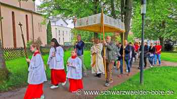 Fronleichnam: Prozession durch Schömberger Kurpark