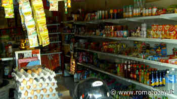 Alimenti avariati e scaduti in vendita sugli scaffali del minimarket, sequestrati 110 chili di prodotti