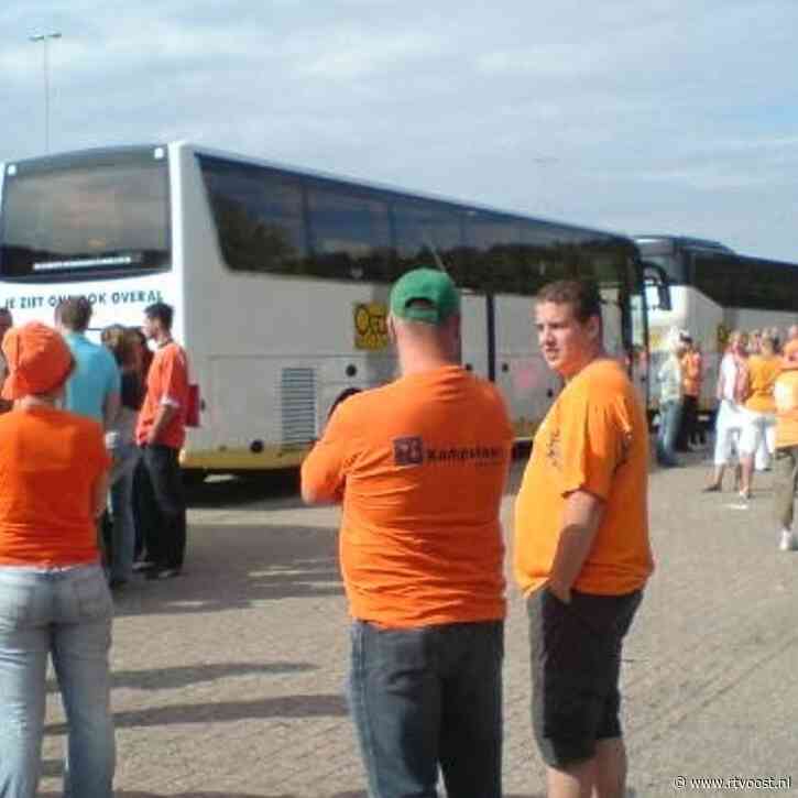 Oranjefans rijden in parade van Hardenberg naar Hamburg voor eerste EK-wedstrijd Nederlands Elftal