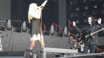 Watch: A Bat Lands On THE PRETTY RECKLESS Singer TAYLOR MOMSEN's Leg During Concert In Spain