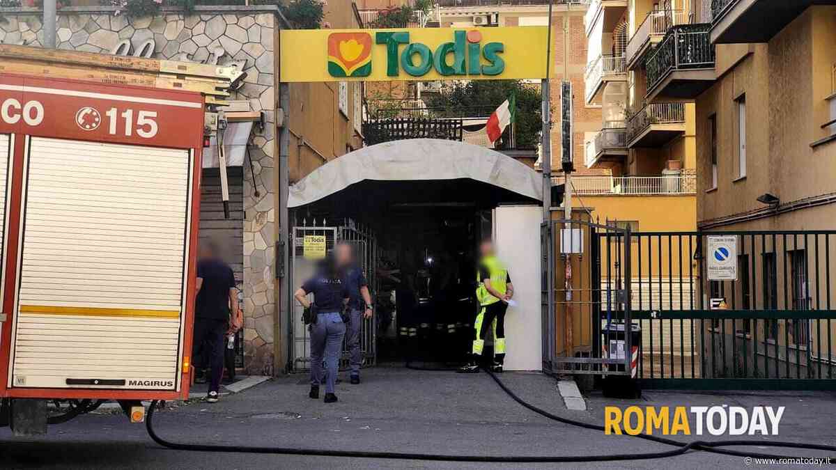 Paura al supermercato: fumo invade il Todis, evacuati i clienti