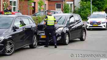 Automobilist rijdt tegen geparkeerde auto op de Kerkstraat in Groningen