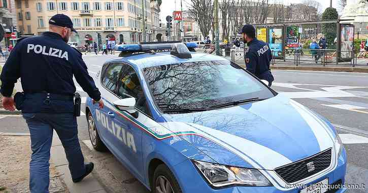 In 50 accerchiano la polizia per impedire il fermo di una donna a Milano: “Pagliacci, vi ammazziamo”. Quattro arresti