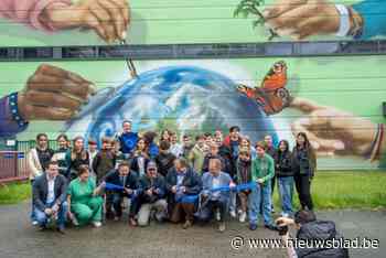 Neerlandschool in Wilrijk onthullen nieuwe muurschildering over ‘groene toekomst van Europa’: “Wat extra kleur was meer dan welkom”