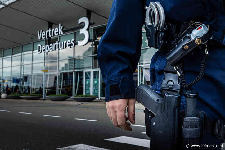 Zes Schiphol-medewerkers aangehouden voor cocaïnesmokkel
