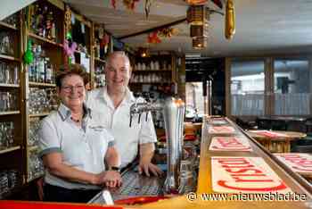 Betty en Chris runnen al tien jaar een café in hun eigen huis: “Als wij uitvallen, is het heel stil in het dorp”