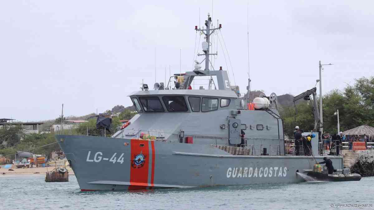 Schip kustwacht Ecuador onderschept smokkelaars en zinkt