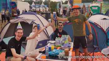 Campinggasten Intents feesten tijdens de opbouw ondanks kletsnat terrein