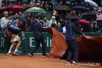Het bleef maar regenen: Zizou Bergs verliest eerste set in derde ronde Roland Garros, maar match gaat zaterdag verder